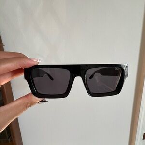 DEZI SLICK -Sunglasses in BLACK / DARK SMOKE